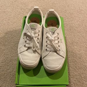 Cariuma OCA Low Off-White Sneaker 6.5 Helen Mirren